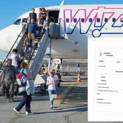 Pasażerowie schodzą po schodkach z samolotu Wizz Air, obok widoczny wydruk z informacjami o locie.