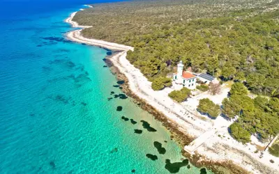 Vir: Najlepsze plaże i atrakcje. Twój przewodnik po wyspie