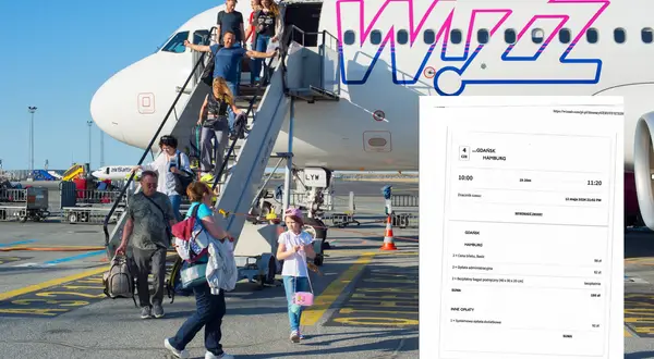 Pasażerowie schodzą po schodkach z samolotu Wizz Air, obok widoczny wydruk z informacjami o locie.