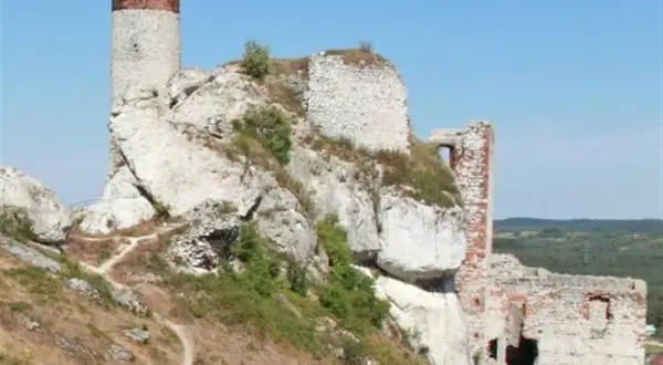 Zamek w Jurze Krakowsko-Częstochowskiej - historia i atrakcje turystyczne