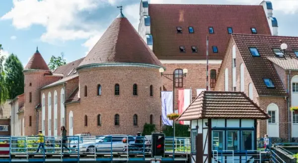Zamek krzyżacki w Giżycku: historia, atrakcje i praktyczne informacje