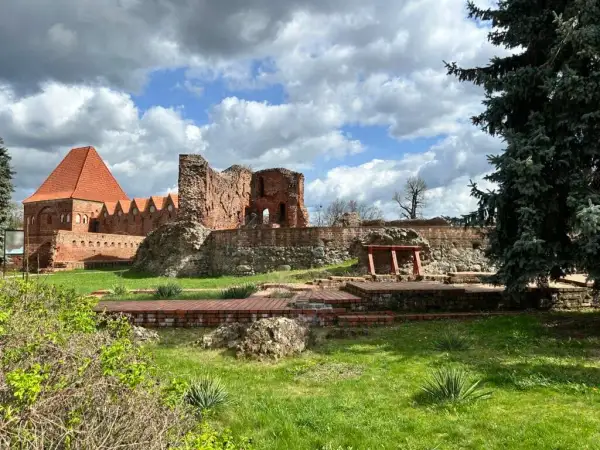 Zamek w Toruniu: Fascynująca historia i tajemnice krzyżackiej budowli